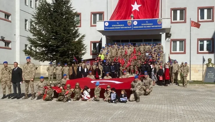 Tatvan’da minik öğrenciler Cumhuriyet Bayramı coşkusunu yaşadı