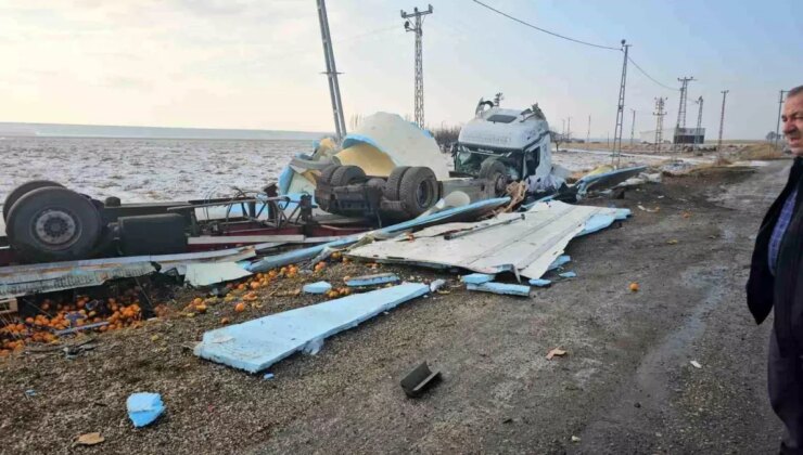 Bitlis’te Portakal Yüklü Tır Devrildi, 1 Yaralı